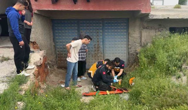 İki yaşındaki çocuk oynadığı 2. kattaki balkondan düştü