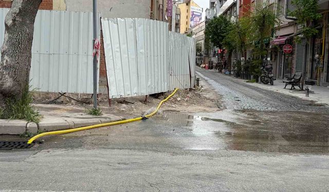 İnşaat alanında patlayan hortum sokağı göle çevirdi