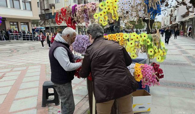 Kakava coşkusu renkli taçlar ile şimdiden sokaklarda