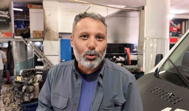 Kamyonetin motorunda giden tamirci konuştu: 'Müşteriyi 40 bin liradan kurtardık'