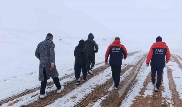 Kar sebebiyle mahsur kalan vatandaşlar ekipleri seferber etti