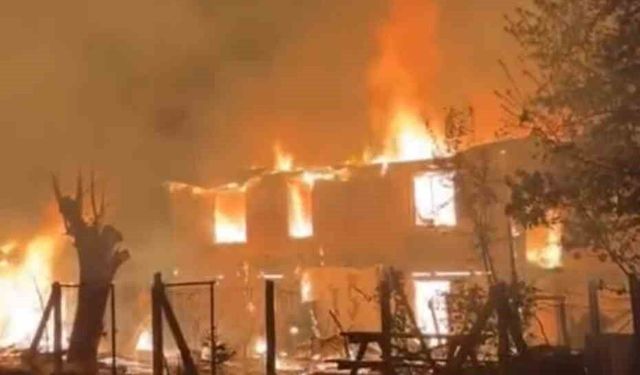 Karabük'te korkutan yangın : 2 ev ve samanlık kül oldu