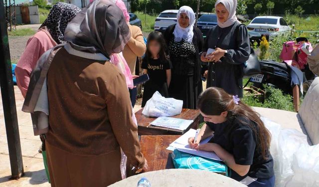 Kurbanlık olarak kestikleri 30 küçükbaş hayvanı, ihtiyaç sahiplerine ulaştırdı