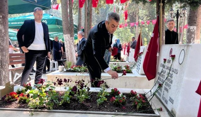 Mersin'de bayramda şehitlik unutulmadı