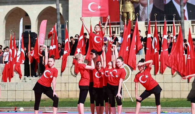 Mersin'de Gençlik Bayramı renkli gösterilerle kutlandı