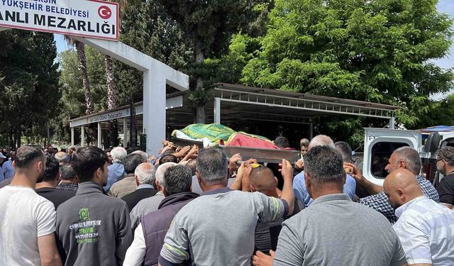 Mersin'deki yağ fabrikasındaki patlamada ölen işçi toprağa verildi