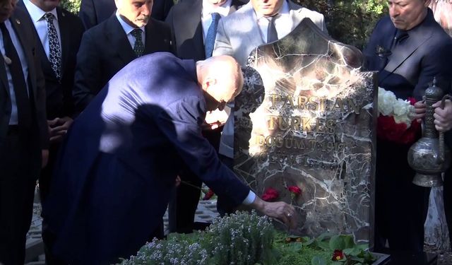 MHP lideri Bahçeli, Merhum Türkeş'in kabrini ziyaret etti