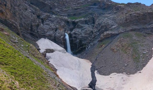 Mutki'de eşsiz manzara: Dağın içinden çıkan şelale hayran bırakıyor