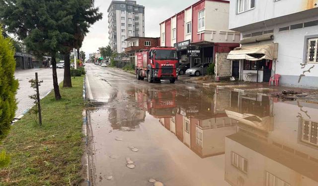 Osmaniye'de şiddetli yağış etkili oldu yollar kapandı