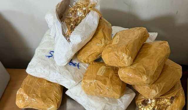 Otomobilin gösterge panelinden gizli kasa çıktı: 3,2 kilogram altın ele geçti