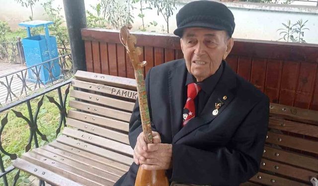 Sanatın çınarı elinde curasıyla gençlere türküleri sevdiriyor