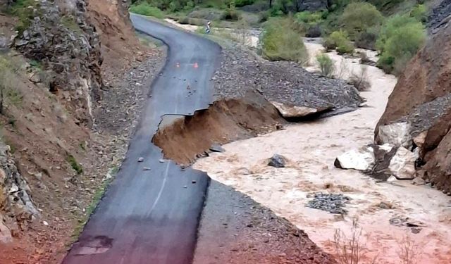 Sel vurdu, heyelan kapattı: Başbağlar'a ulaşım kesildi