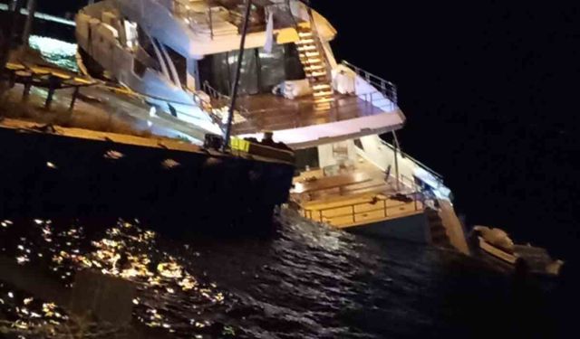 Sinop'ta lüks yat su alarak yan yattı: 6 mürettebat kurtarıldı