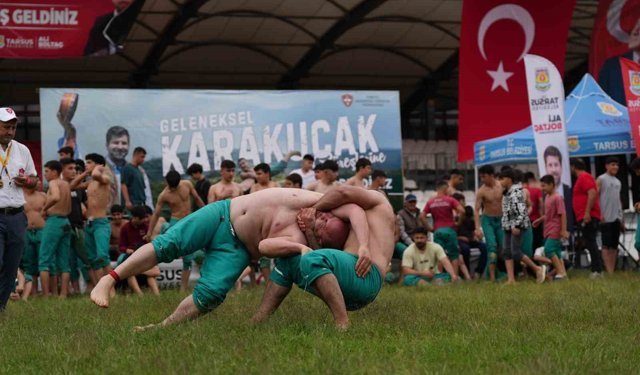 Tarsus'ta er meydanı doldu: 455 güreşçi kıyasıya mücadele etti