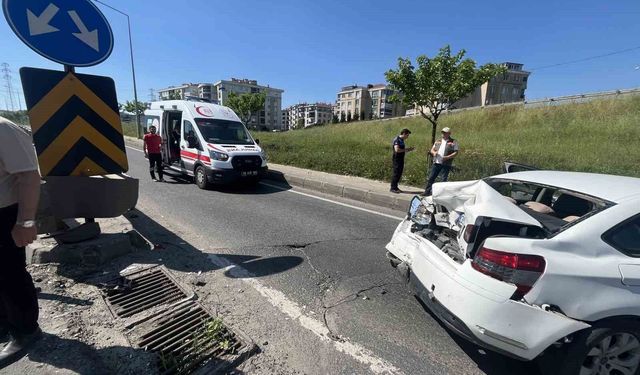 Trafik polisinden örnek davranış: Sürücülerin güvenliği için süpürgeyle yolu süpürdü