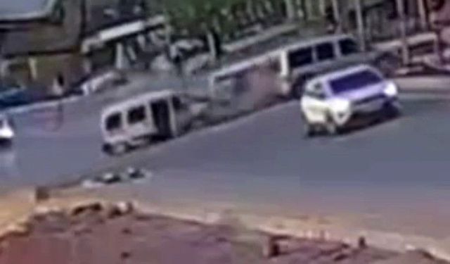 Yüksekova'da 11 kişinin yaralandığı zincirleme kaza kamerada