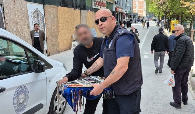 Zabıtanın müdahale ettiği seyyar satıcı basını da görünce şok oldu: 'Sen kimsin?'