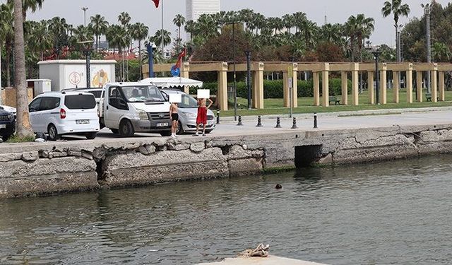 Mersin’de çocuklar bakteri dolu denizde yüzüyor