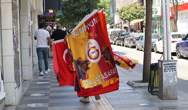 Mersin’de, şampiyon Galatasaray’ın bayrakları satışa çıktı