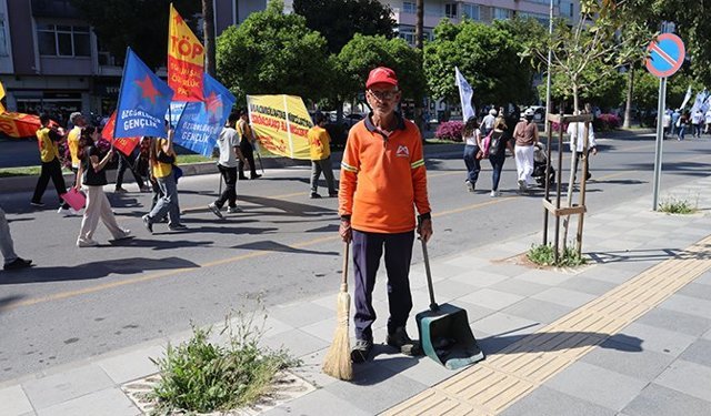 Mersin’de temizlik işçileri hem 1 Mayıs’ı kutladı hem sokakları temizledi