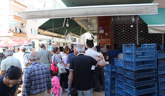 Mersin’de vatandaşlar, ucuz sebze ve meyve tezgahlarına akın etti