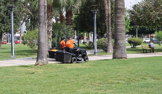 Mersin Büyükşehir Belediyesi personelleri sahilleri baştan aşağı temizliyor