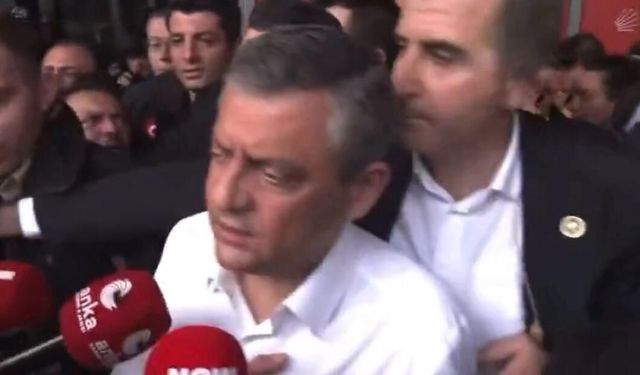 Ankara'da tarihi anlar: Özgür Özel, dolu yağışı altında Meclise yürüyor