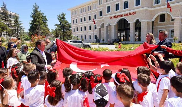 1071 öğrencinin emeğiyle hazırlanan mozaik Türk bayrağı açıldı