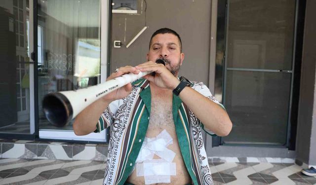 Ameliyattan çıkan hasta solunum egzersizini zurnası ile yaptı