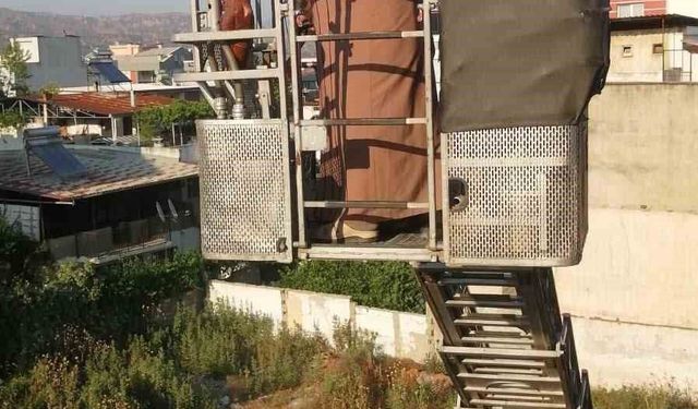 Asansörde mahsur kalan yaşlı kadın kendini kurtaranlara ve devlete bol bol dua etti