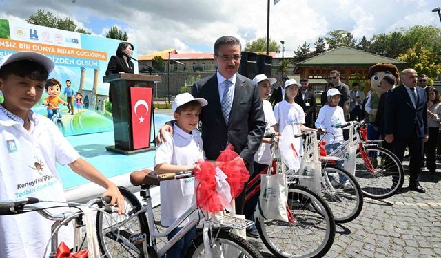 Babalarına sigarayı bıraktırdılar, bisikleti kaptılar