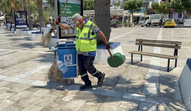 Bodrum sokaklarını müzikle temizliyor