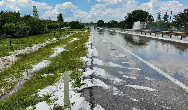 Ceviz büyüklüğünde yağan dolu kara yolunu beyaza bürüdü