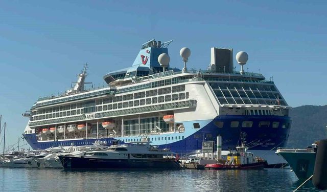 Dev gemi 2 bin500 yolcusu ile Marmaris Limanı'na demirledi