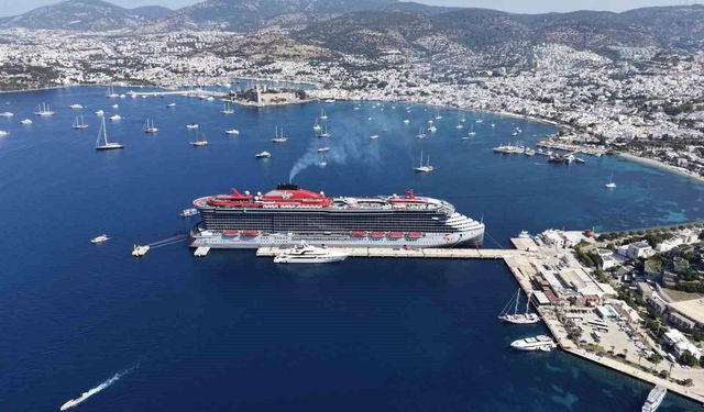 Dev kruvaziyer Scarlet Lady Bodrum'a yanaştı