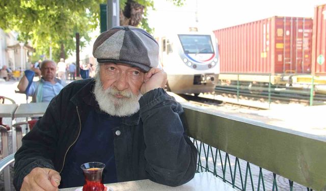 Evsiz kaldı trenler evi oldu