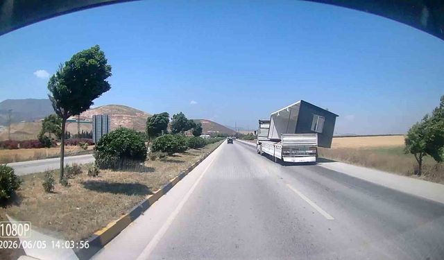 Fırtınanın, tırda taşınan konteyneri uçurduğu anlar kamerada