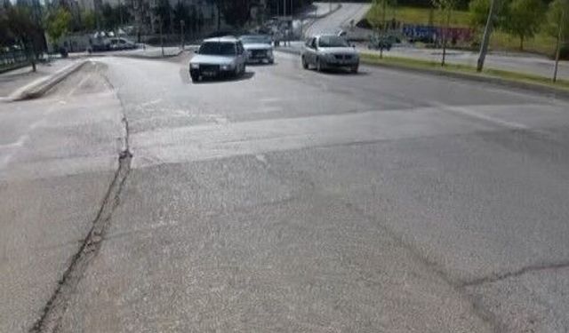 Gaziantep'te trafikte ilginç görüntü: Seyir halindeki otomobilin lastiği yerinden çıktı