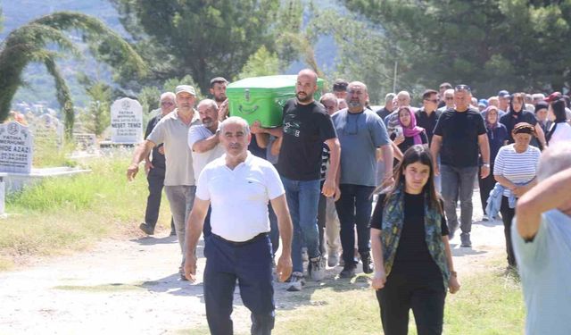 Hatay'da nişanlı dehşetinde öldürülen baba ve kız yan yana defnedildi
