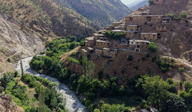 Hizan'ın asırlık taş evleri ve Gayda Barajı hayran bırakıyor