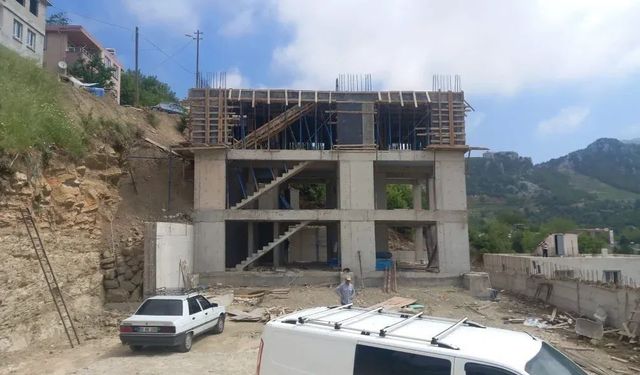 Kahramanmaraş'ta inşaattan düşen işçi ağır yaralandı