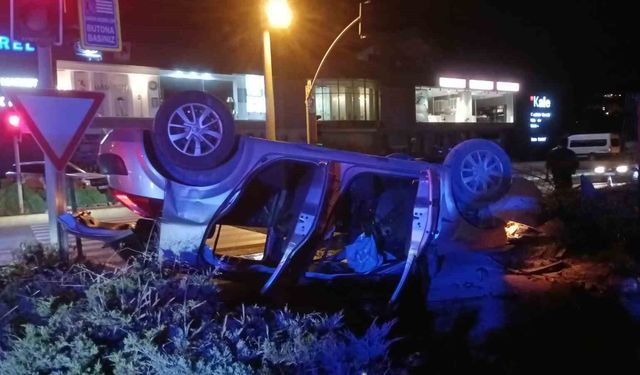 Motosiklet ile çarpışan otomobil takla atarak ters döndü: 1'i ağır 4 yaralı