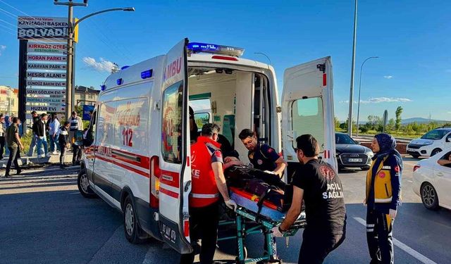 Otomobilin tur otobüsüne çarptığı kazada faciadan dönüldü