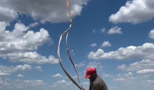 Teknoloji tarlaya indi: Çiftçi dronla saman balyası taşıyor