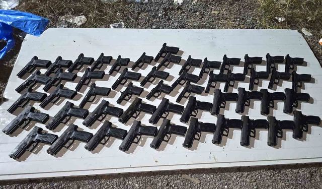 Tuzla'da toprağa gömülü kompresör tankında 20 silah ele geçirildi