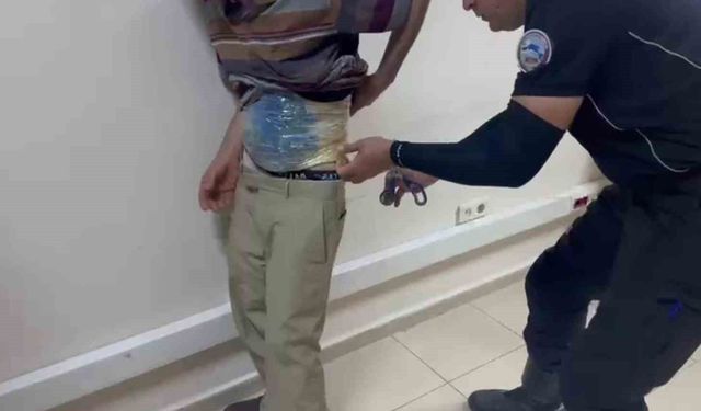 Uyuşturucuyu bantla beline ve bacaklarına saran zehir taciri hayrete düşürdü
