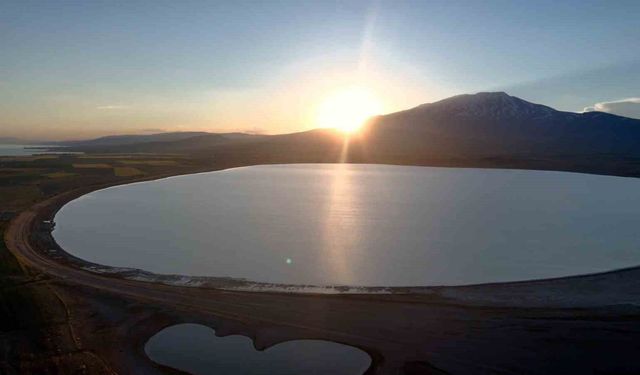 Van Gölü ile Arin Gölü arasında gün batımı güzelliği
