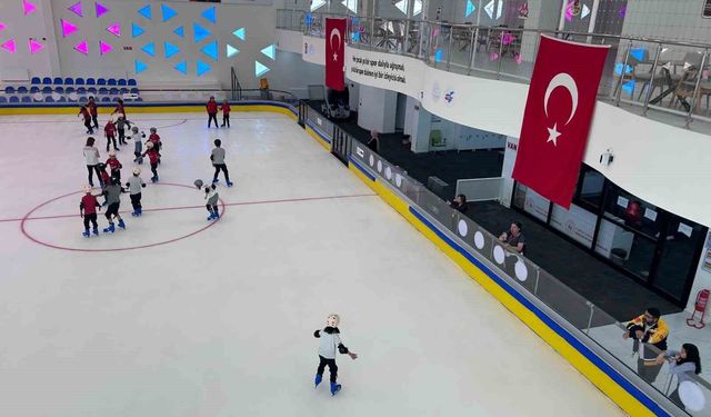 Van'da 30 derece sıcaklıkta buz pateni keyfi