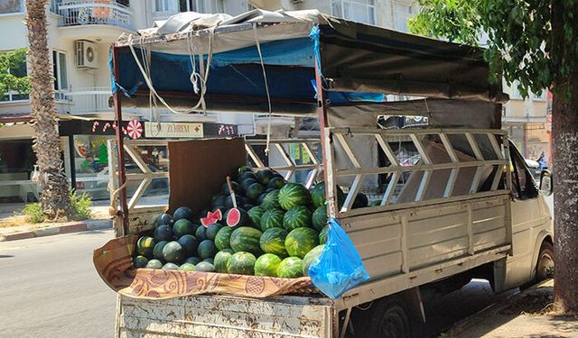 Mersin’de kamyonette kesmece usulü karpuz satışları başladı
