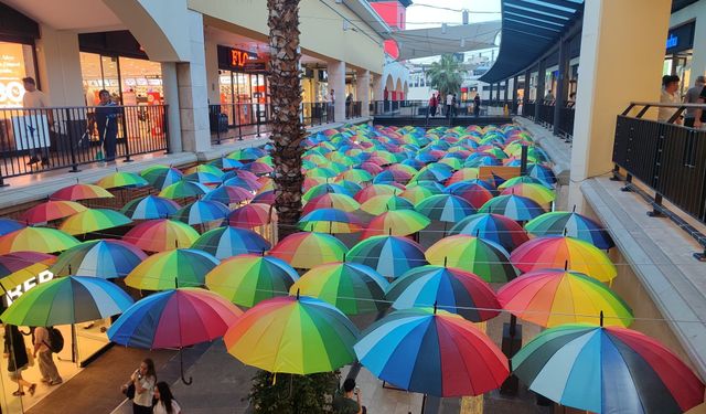 Forum Mersin AVM’de renkli şemsiyelere yoğun ilgi